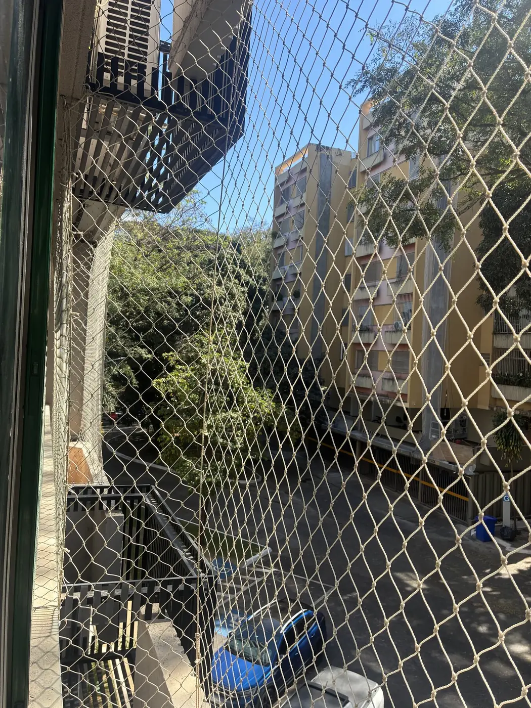 Rede de proteção instalada em janela de apartamento na Asa Sul em Brasília