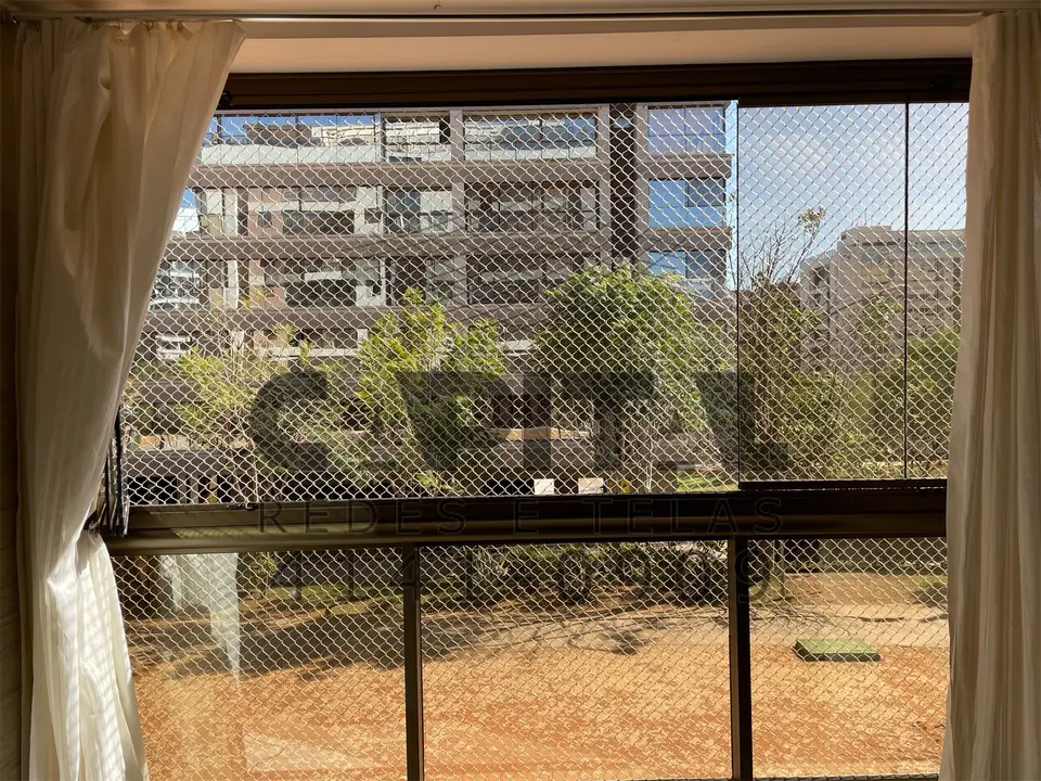 Rede de proteção instalada em janela residencial no Noroeste, Brasília