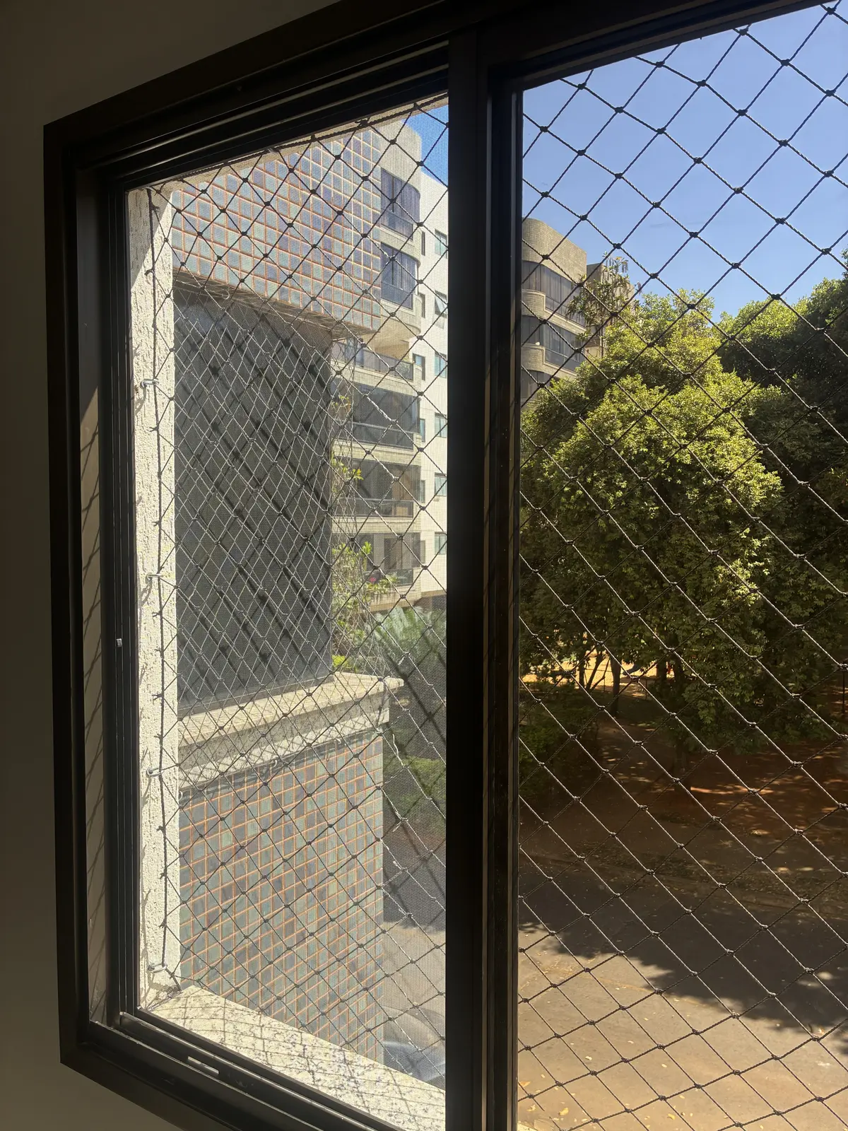 Rede de proteção instalada em janela de correr de apartamento no Sudoeste em Brasília
