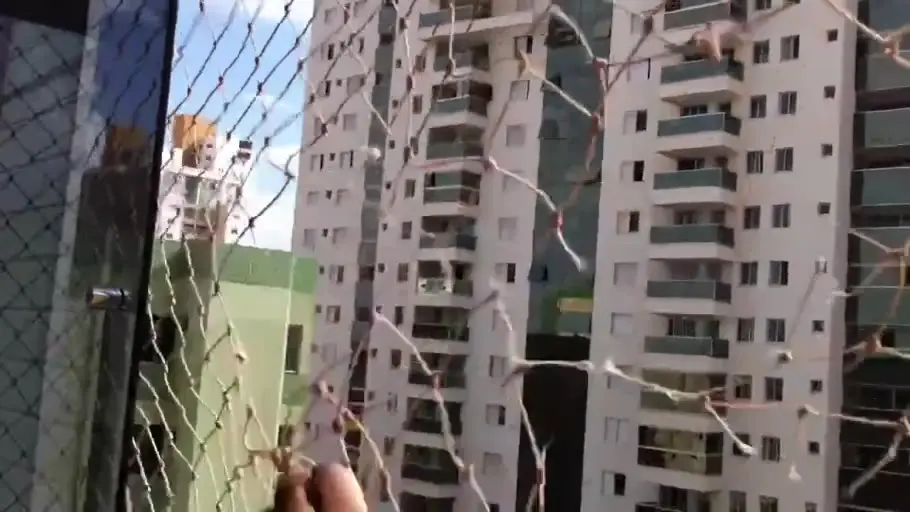 Rede de proteção envelhecida rompida durante demonstração de desgaste