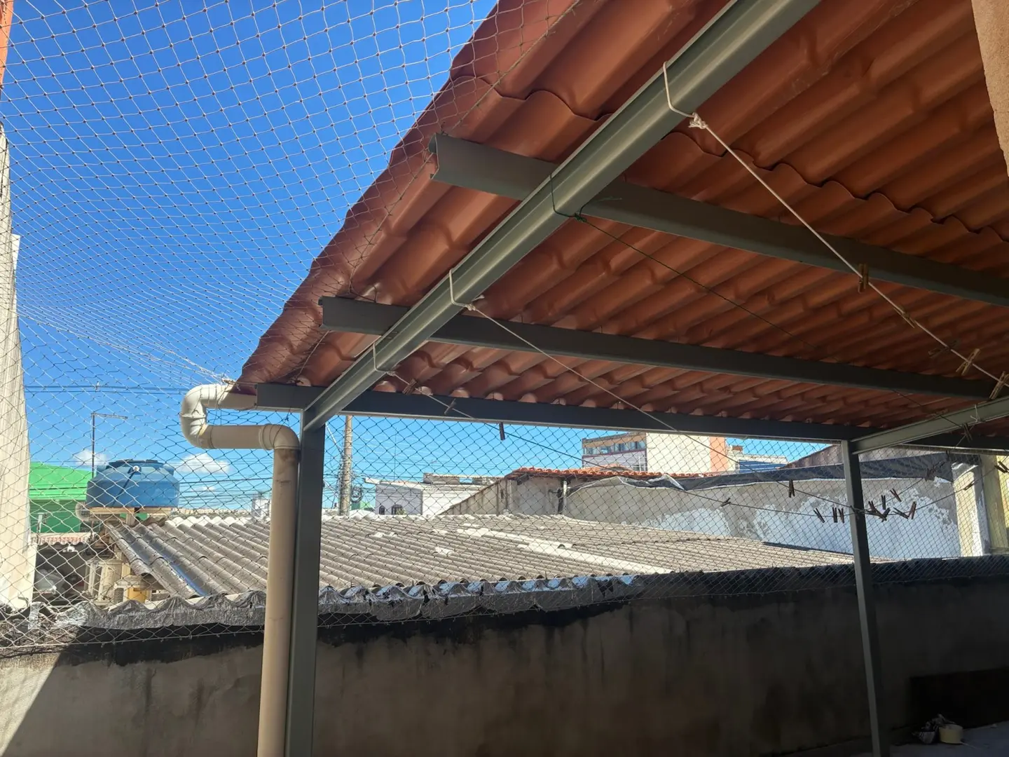 Rede de proteção instalada em área externa de residência em Brasília