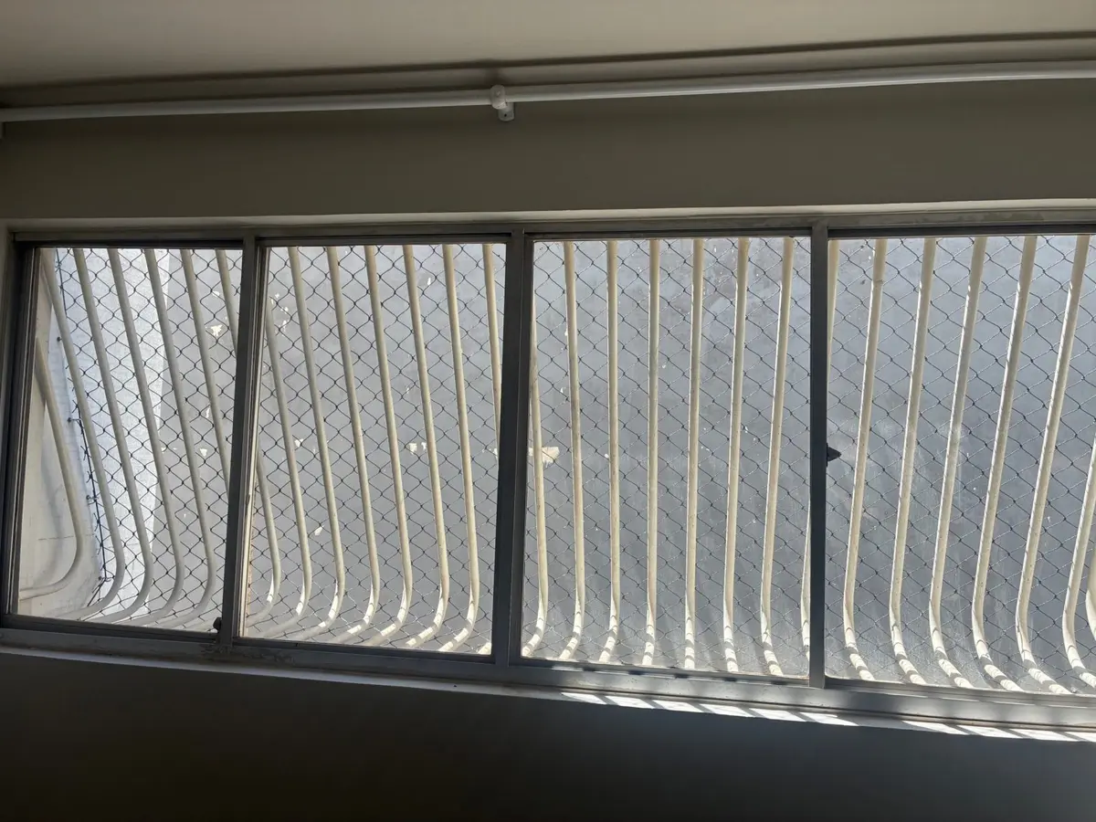 Rede de proteção instalada em janela com grade
