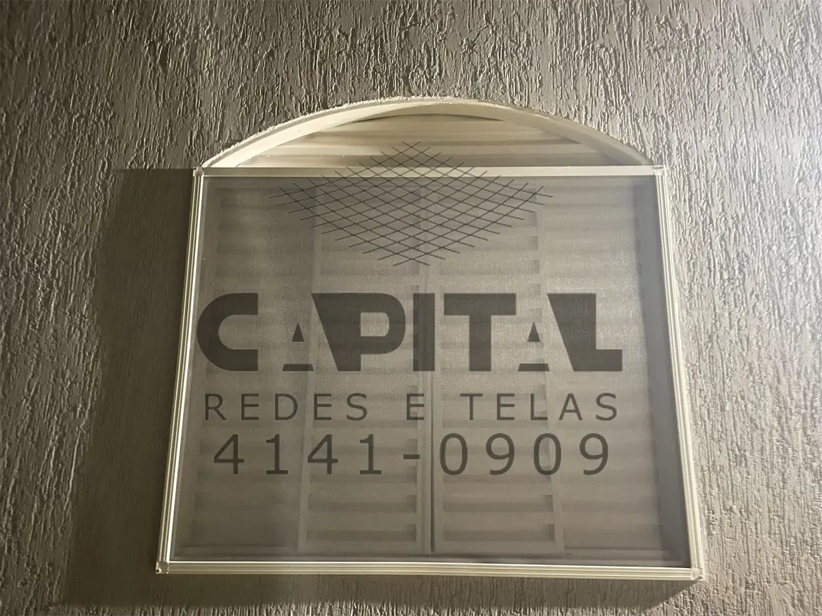 Tela mosquiteira com moldura instalada sob medida em residência do Distrito Federal